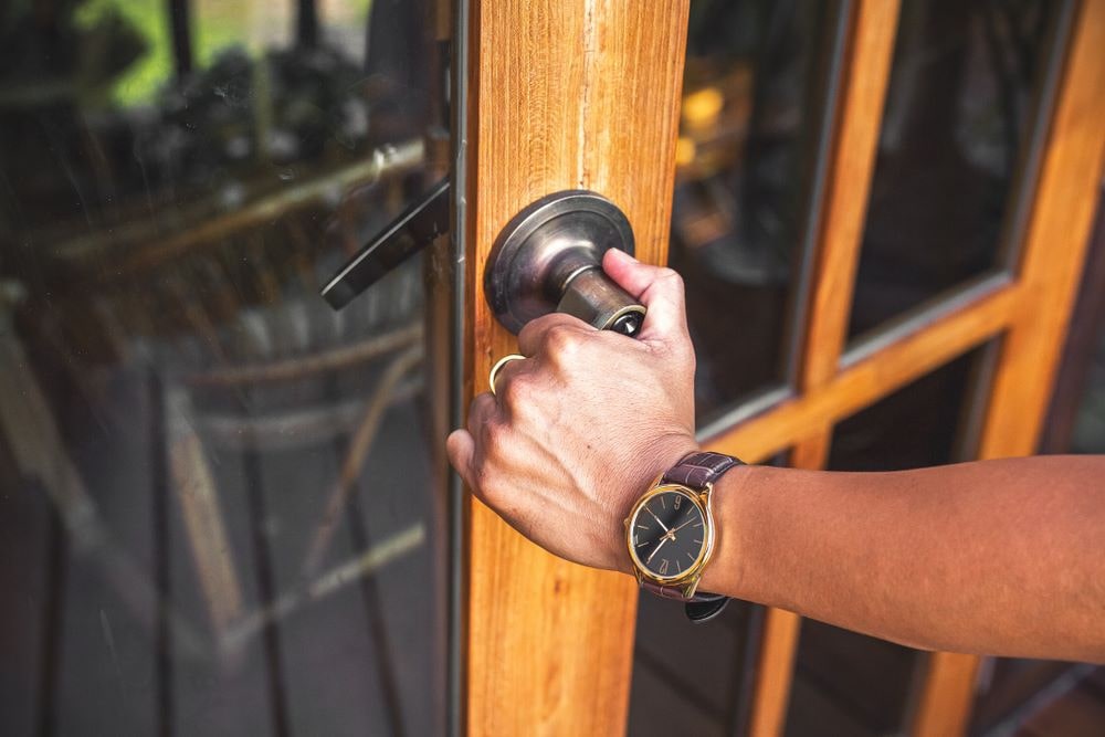 How to repair a door knob